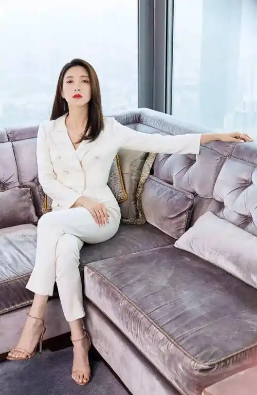 一身白短裙的江疏影真的很美,像十几岁的女高中生_白色_显得_首歌