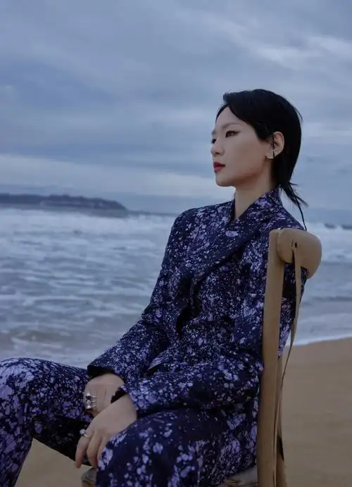 周笔畅泼墨西装造型##周笔畅海边情绪大片