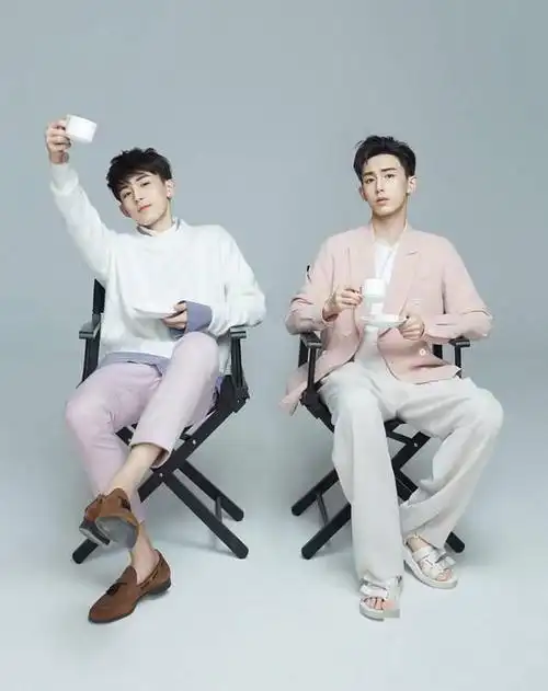 郭俊辰20岁生日写真"分饰两角" 时髦蜕变独具意义 / 比乐族