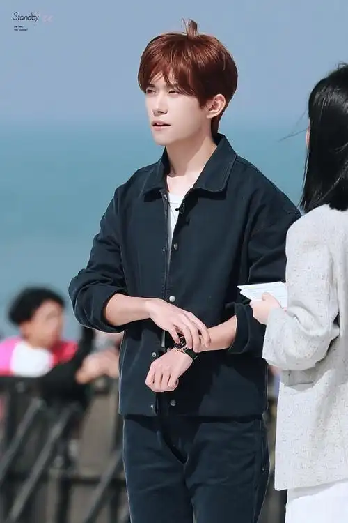 易烊千玺说小小的我今年上##易烊千玺 阿玛尼