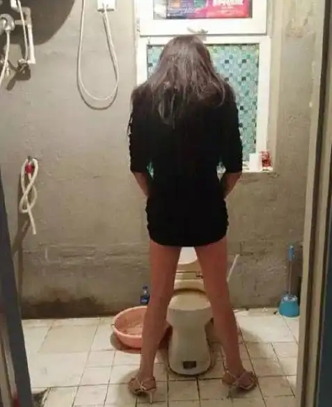 而女生们则会告诉你,站着尿尿回会弄湿裤子.