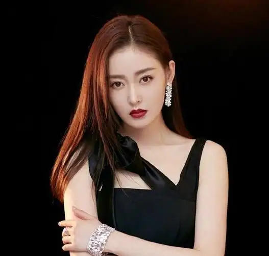 前段时间张天爱就因年龄问题被网友吐槽,有网友发现百科中,张天爱的