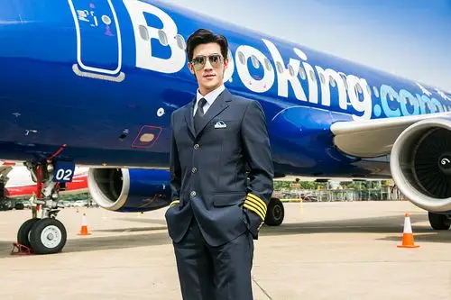 李治廷机长服帅气亮相