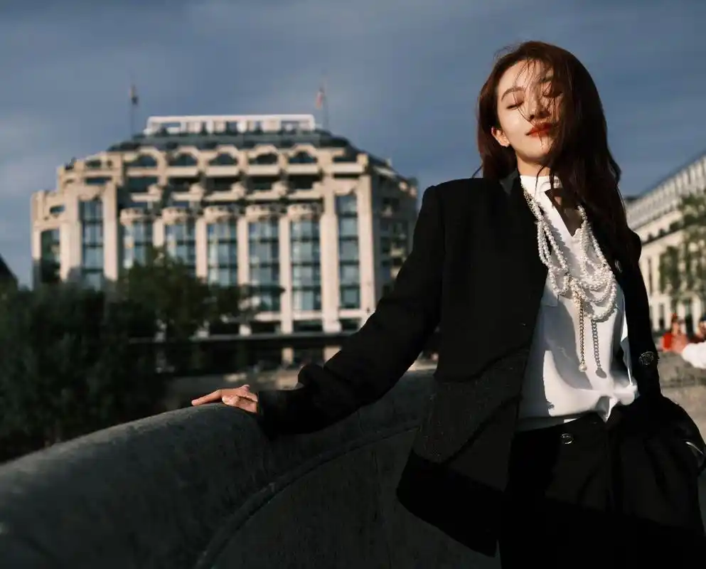 喻言再次登上央视舞台,以一首《如果云知道》惊艳亮相开门大吉的舞台