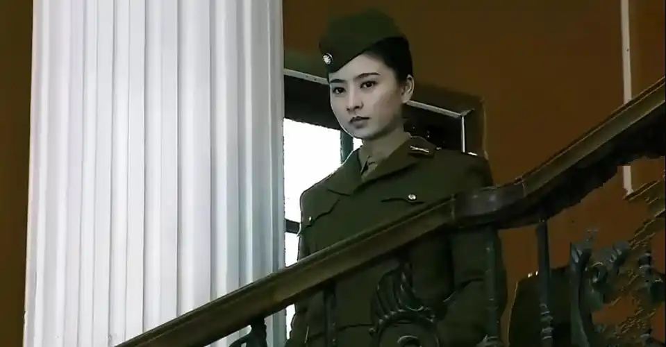 "眉姐姐"斓曦坐沙发拍变装视频,穿灰色工装,一秒带你梦回过去_衣服_穿