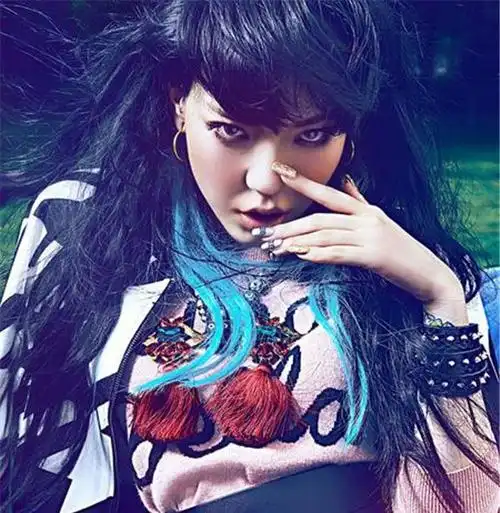 离开了浓妆艳抹的吴莫愁,素颜竟意外的好看,清纯似邻家女孩?_网易订阅