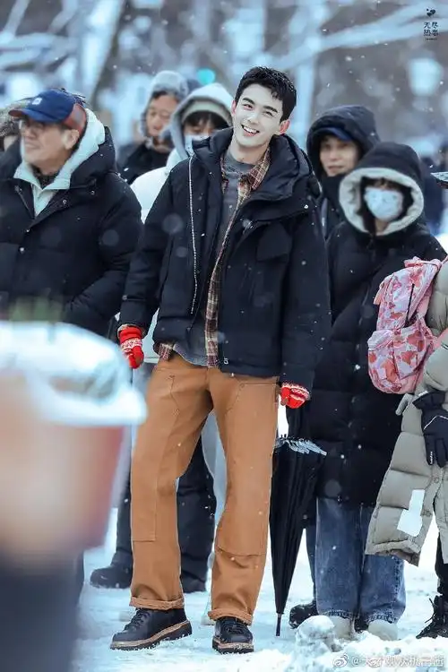 吴磊在暴雪时分机场戏路透##吴磊牛仔裤马丁靴路透