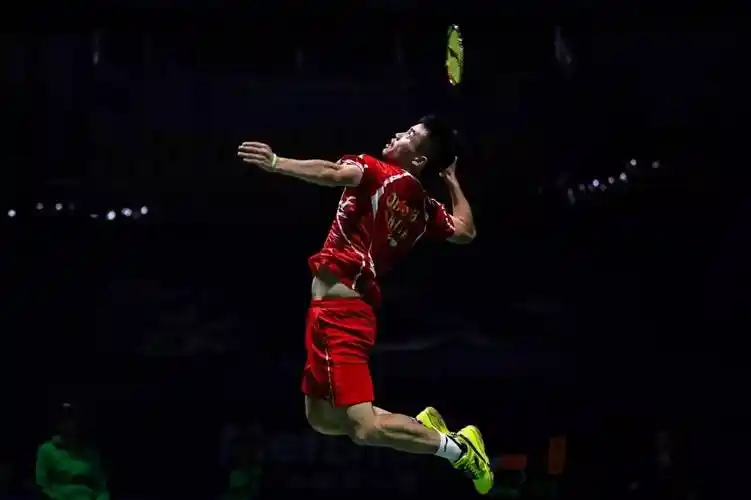 动作解析羽毛球中的暴力美学跳杀