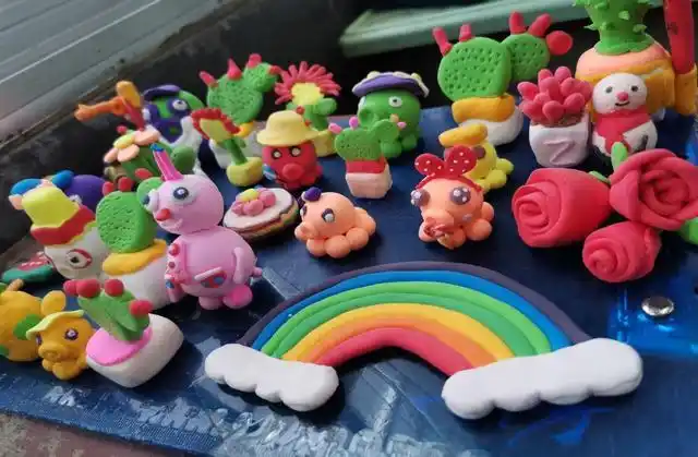 超轻粘土是一种新的手工造型材料,它是纸粘土的一种,因为它超轻,不粘