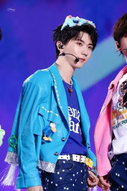 马嘉祺护目镜造型96 蓝色皮衣 蓝色护目镜,被可爱小马甜晕咯