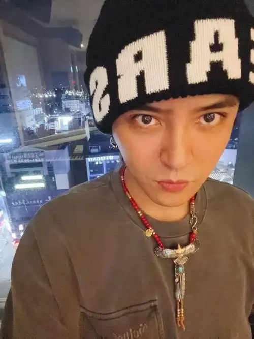 罗志祥秀v脸自拍 挨批"修图像吴亦凡"_网易订阅