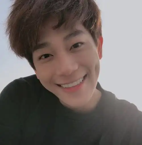 笑起来超甜的干净男孩感觉他的笑容能治愈一切呢