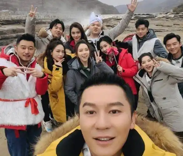 李晨晒跑男合影,杨颖不抢c位往后站,郑恺当爸后又换新搭档了?