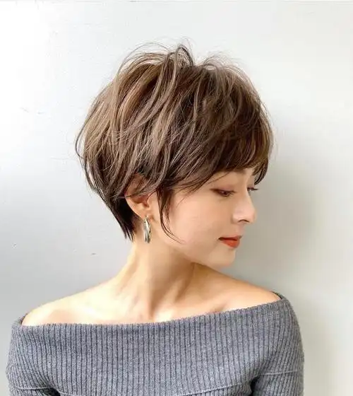 >>挂耳短发随着大女人风格的愈演愈烈,越来越多的女生开始喜欢霸道女