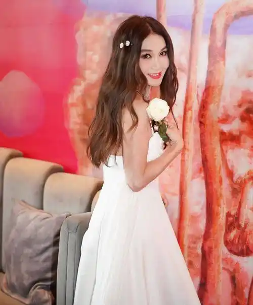 温碧霞白色连衣裙美背写真_美得_眼睛_气质