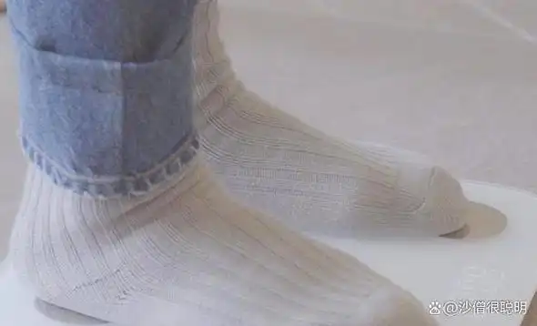 里,不得不面对各种美食的诱惑,所以不禁多吃了些,导致体重增加了10斤