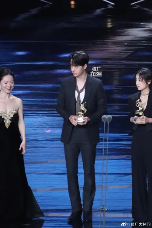 王一博低胸领带##王一博好贵##微博电影之夜直播