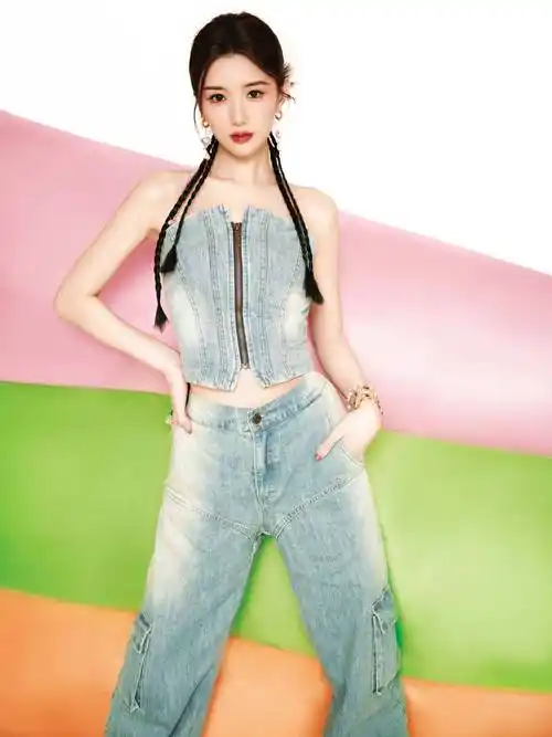 毛晓彤拥有一双水灵灵的大眼睛,眼神中透露出一种独特的魅力 – 爱