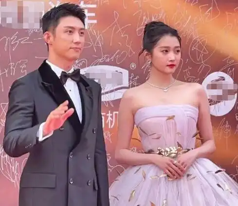 关晓彤亮相华表奖身穿孔雀开屏长裙被嘲膀大腰圆不如杨颖