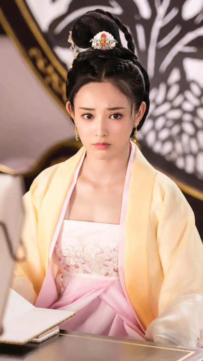 彭小苒古装壁纸:宝藏女孩,神仙颜值,网友:已沦陷