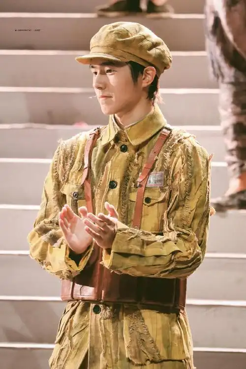 军装可以有多好看#96615命演话剧的刘昊然也太帅了!