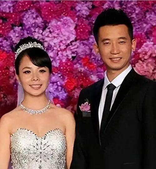 草根歌手王二妮星光大道成名嫁平凡丈夫种地带娃很知足