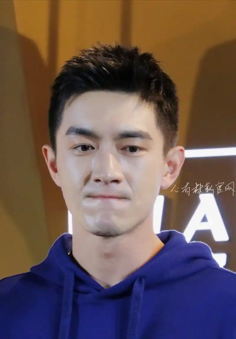 林更新最新造型,寸头亮相,有网友觉得皮肤好白,属实羡慕.