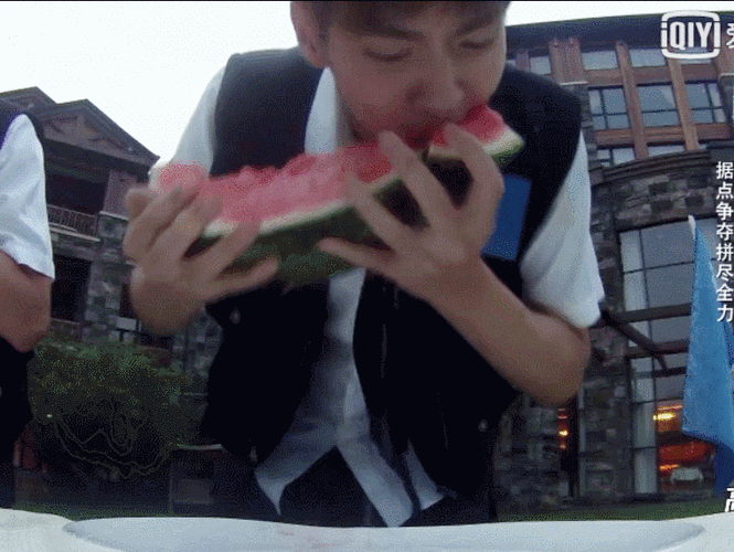 吴亦凡包场带新女友看电影,秦牛正威:关我屁事