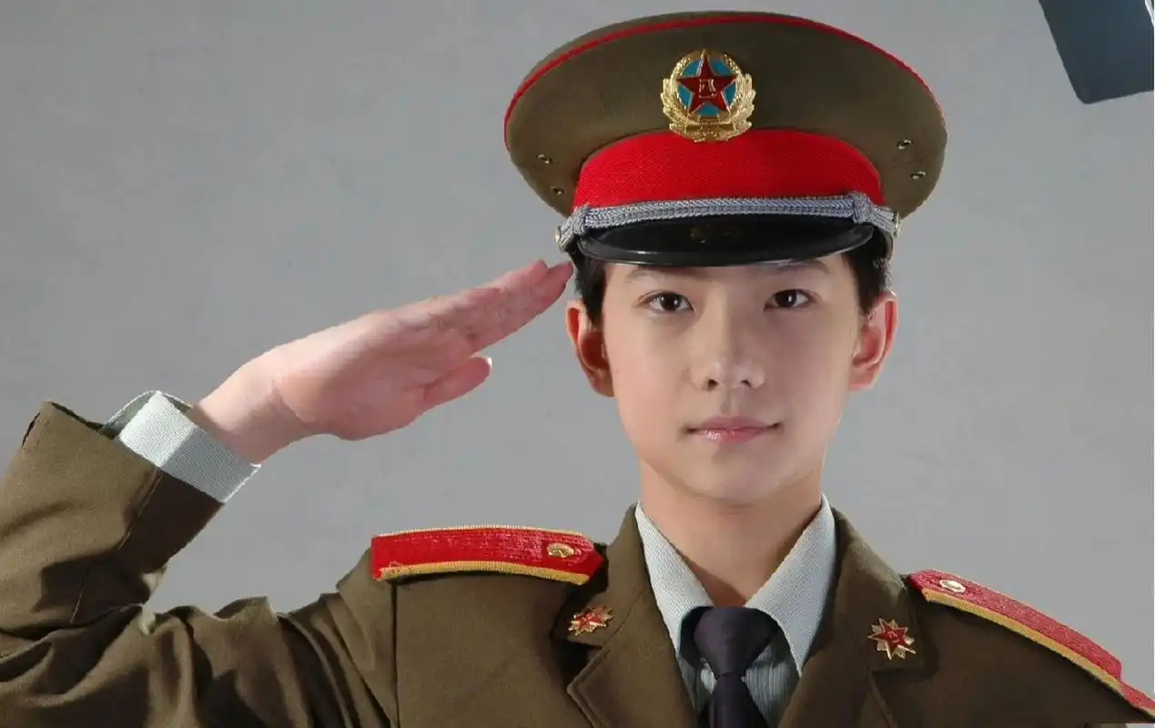 杨洋军装敬礼合集 在八一这个特殊的日子,用杨洋敬礼合集,致敬中国