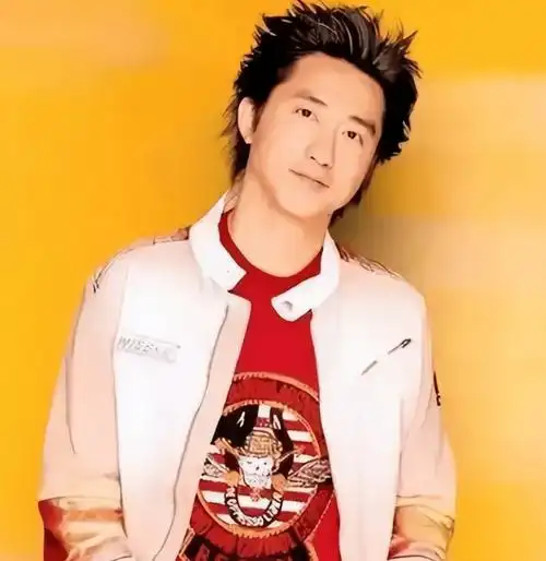 61岁的庾澄庆:被曝突发心脏病离世,小娇妻失声痛哭,经纪人回应_父亲