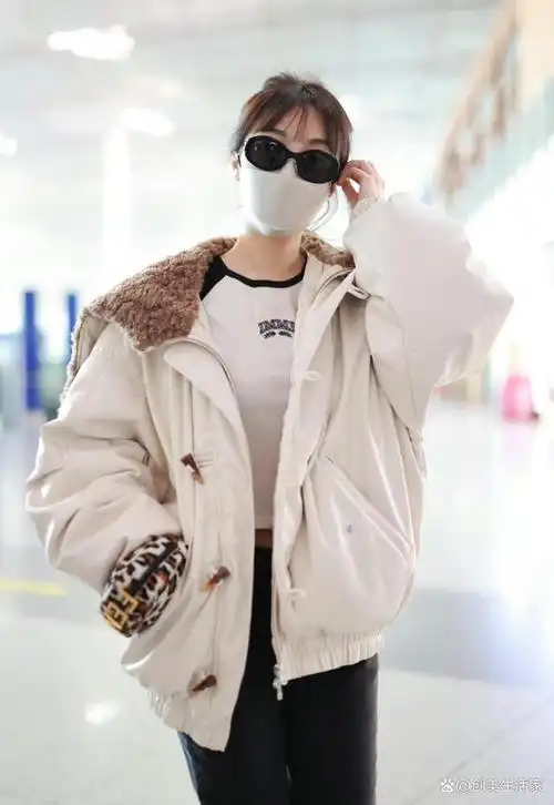 李菲儿走机场,穿白色翻毛领夹克搭黑色牛仔裤,清新时尚显身材