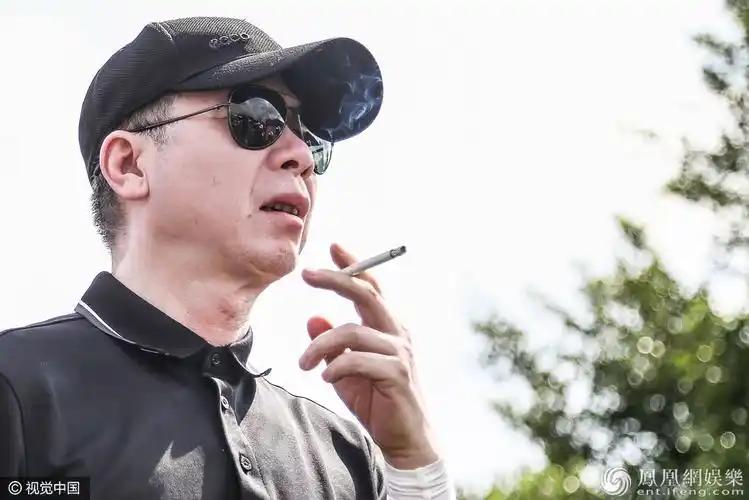 腰力杠杠的58岁冯小刚打高尔夫旋体无压力抽烟不止