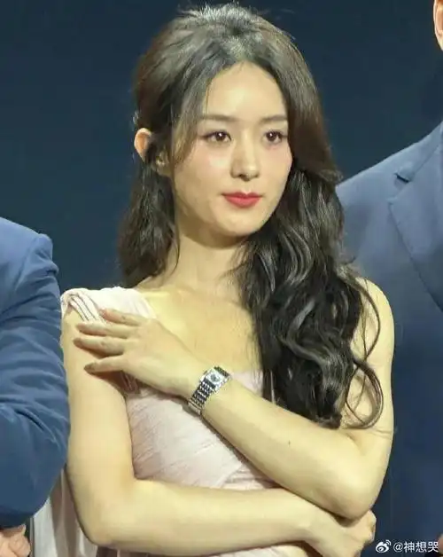 赵丽颖最近看起来有点显老了,脸上肌肉不如以前紧了,生图里的状态确实