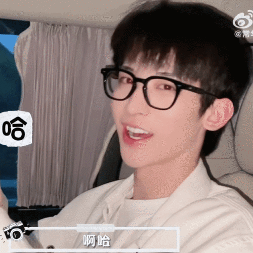 常华森的路透真的好男大,眼镜77白衬衫,怀里抱着小熊,我直接脱口而