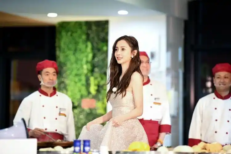 angelababy《奔跑吧》性感节目剧照,高清图片-壁纸族