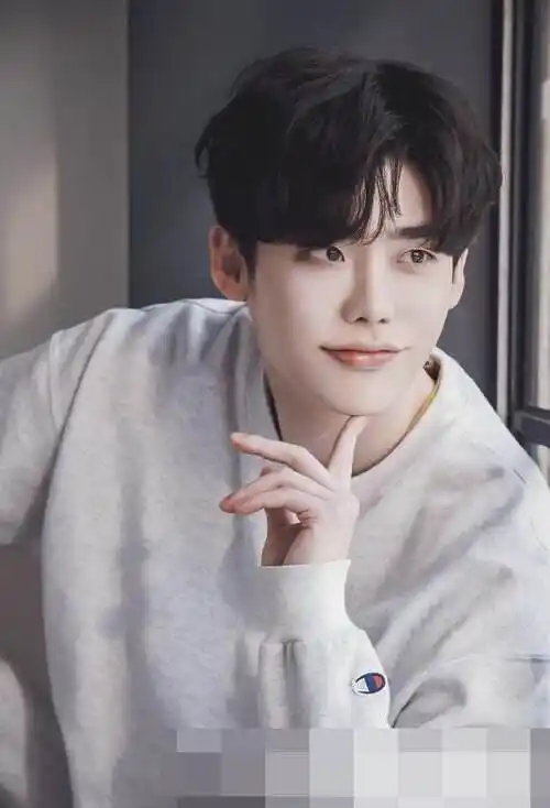 男生纹理烫头发鬓角剃短造型清纯帅气的男生纹理烫发,有种朴素的效果