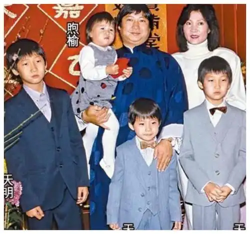 洪天明晒全家福为次子庆生,岳父母罕露面,5岁jt超像爷爷洪金宝