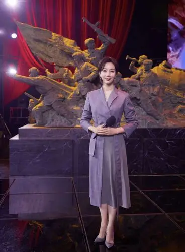 原创陈数有多喜欢职业装一条小黑裙秀优雅法职场女性不可错过