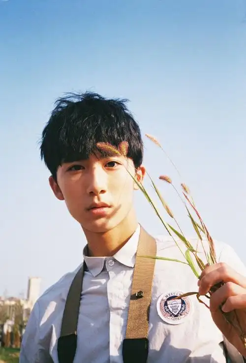 简介:郝富申帅气校服写真图片,分享一组郝富申图片给大家,图中的明星