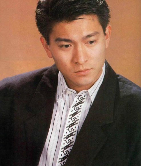 曾被称为香港大长腿男神,却被曝家暴离婚,如今白发苍苍认不出!