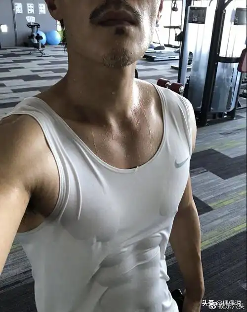 我的表情如金星杜淳的身材并不差,他的健身照很有料,也有八块腹肌