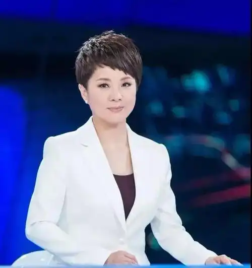 收到邀约后,smg著名主持人曹可凡和印海蓉迅速集结