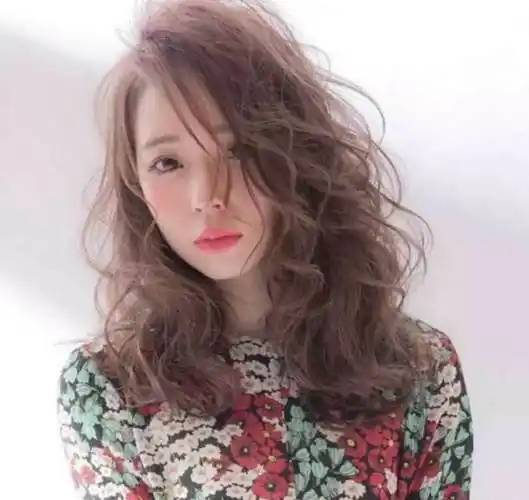 喜欢烫到根部的大卷冷烫能烫这种大卷发型吗