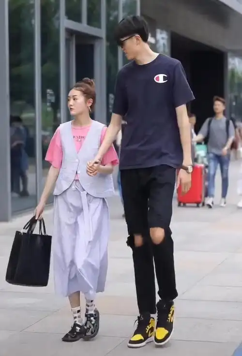 最萌身高差:男生1米9还穿aj"蜜蜂鞋"增高,女友只到他腰_情侣