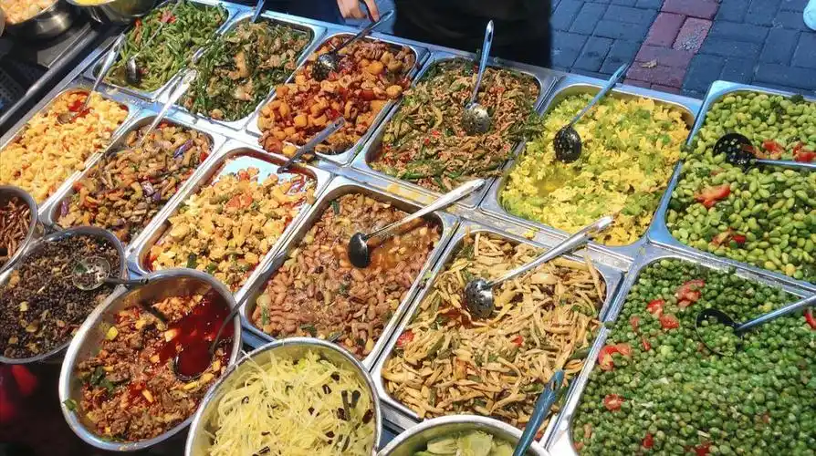 贵阳快餐界霸主,15元每人20多种菜品随意挑,红烧肉大口吃太过瘾