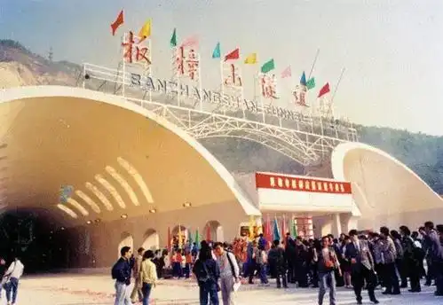 "装修"焕然一新车流量依旧很大▼20世纪80年代海滨泳场是很多老珠海