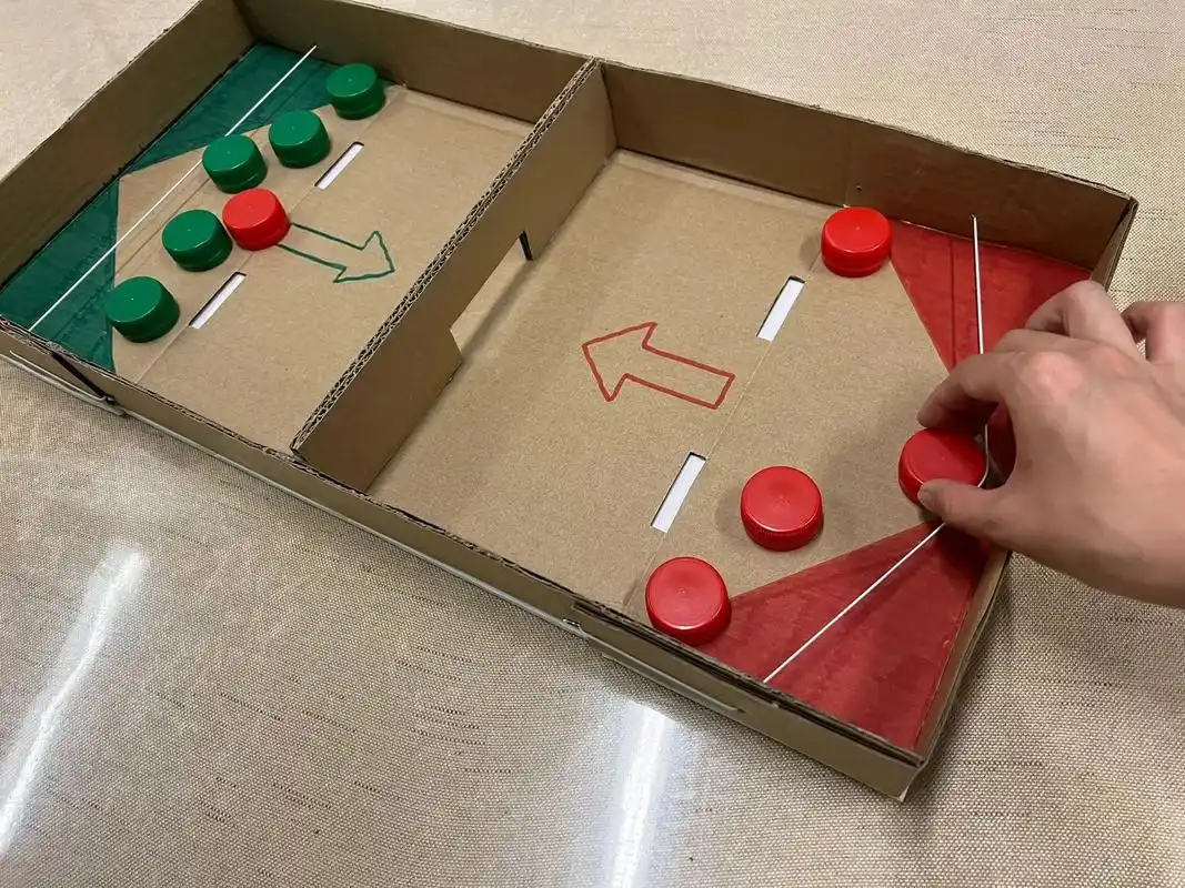 自制教玩具(益智区—弹弹棋)材料:废旧的硬板纸,瓶盖 适合年 - 抖音