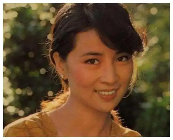 成龙67岁老婆近照双双牵手秀恩爱年轻时更是才貌双绝