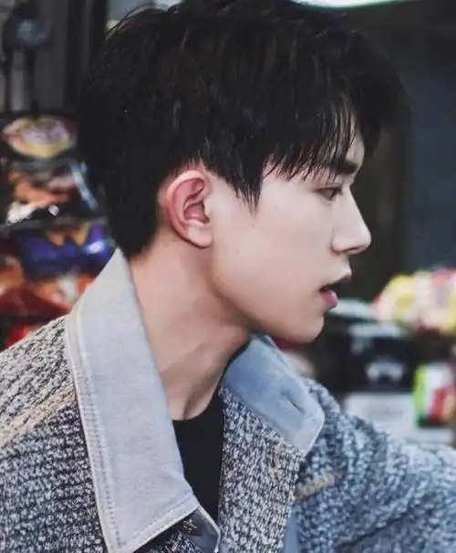 易烊千玺扎小辫子露侧颜,画面太美!送红包挑服饰,太贴心!