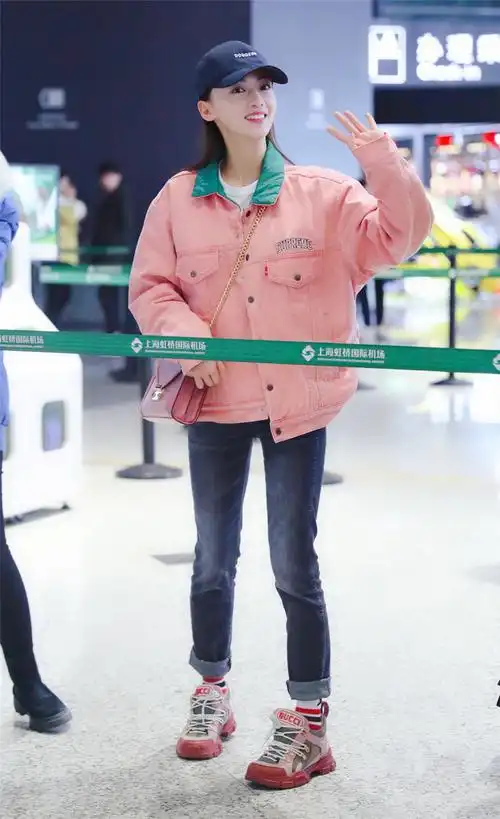 就在最近,吴谨言又在机场出现啦,别看照样是外露长袜带出活力的样子